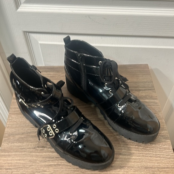 FOREVER 21 WOMEN ANKLE BOOTS IN SHINY BLACK WITH SIDE ZIPPER LACED SIZE 10 - Picture 4 of 11